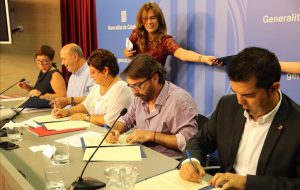 Barcelona  07 09 2016  Economia Firma del acuerdo de contratacion de personas en situacion de paro para garantizar que cobraran 1 000 euros como minimo  FOTO de RICARD CUGAT