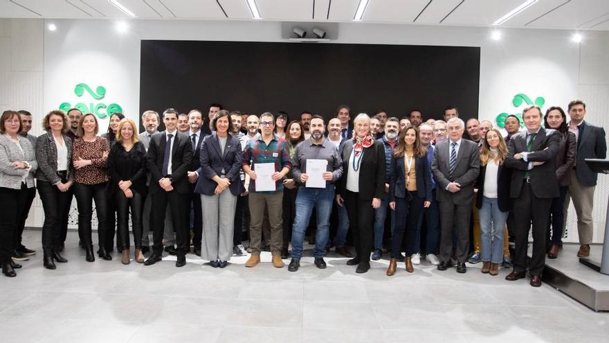 Foto de familia de los firmantes de los Planes de Igualdad de Saica Pack